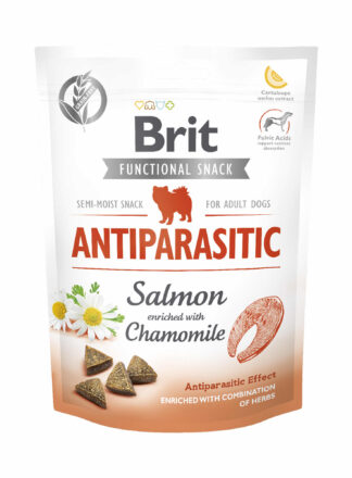 Eine Packung Brit Functional Snack Antiparasitic Treats für ausgewachsene Hunde in Lachsgeschmack mit Kamille. Das Produkt verspricht eine antiparasitäre Wirkung dank einer Kombination aus Kräutern und Nährstoffen.