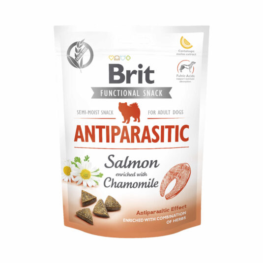 Eine Packung Brit Functional Snack Antiparasitic Treats für ausgewachsene Hunde in Lachsgeschmack mit Kamille. Das Produkt verspricht eine antiparasitäre Wirkung dank einer Kombination aus Kräutern und Nährstoffen.