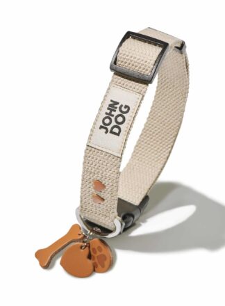 Hellbeiges Halsband mit Schlüsselring aus Leder mit Knöchel, Hundepfote und Herz und herzförmigen Nieten in Braun. Produkt aus der MANIFEST-Kollektion von John Dog.