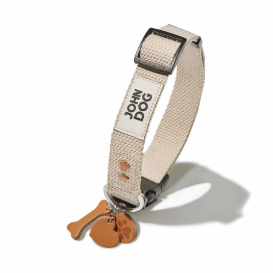 Hellbeiges Halsband mit Schlüsselring aus Leder mit Knöchel, Hundepfote und Herz und herzförmigen Nieten in Braun. Produkt aus der MANIFEST-Kollektion von John Dog.