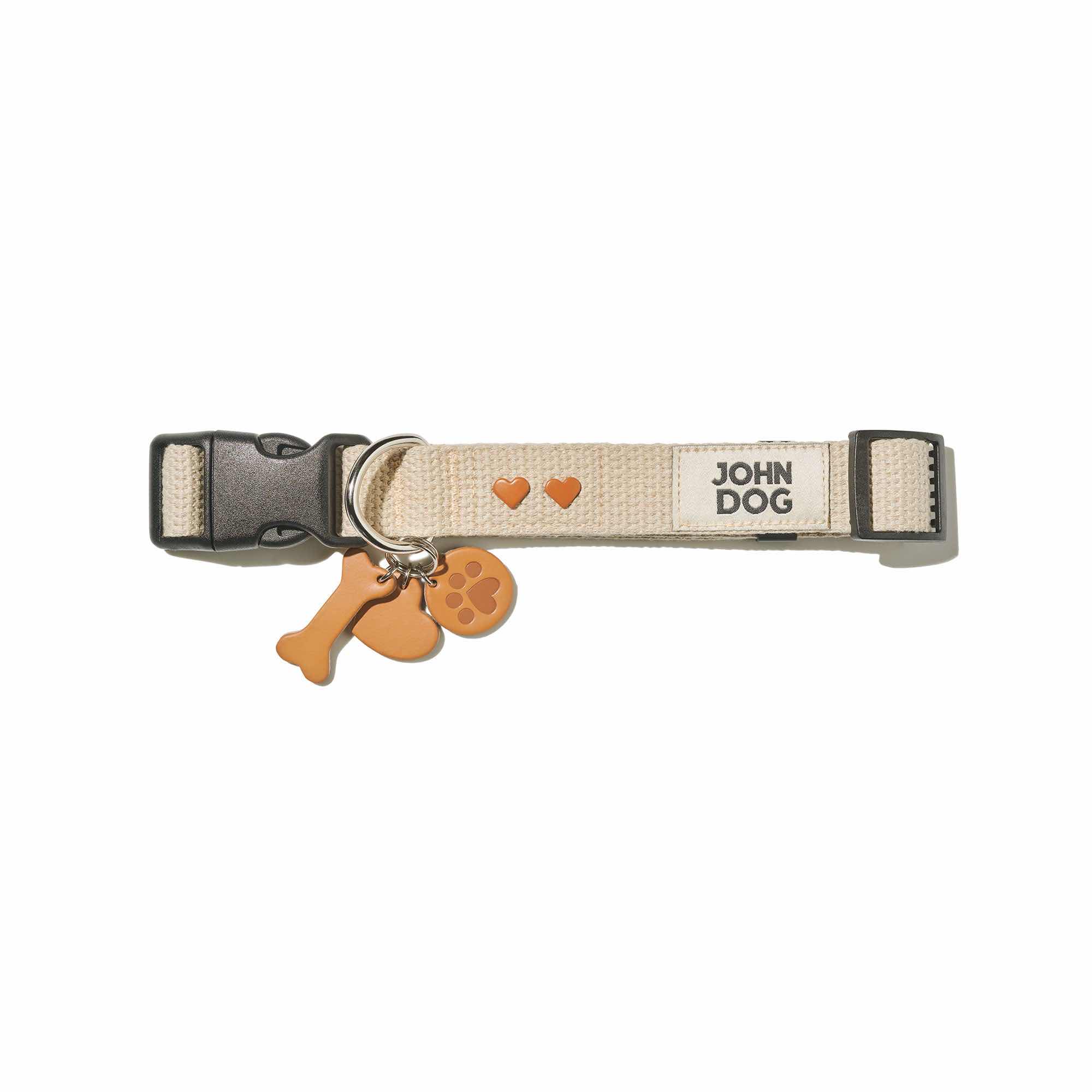 Hellbeiges Hundehalsband aus Baumwollgurtband aus der MANIFEST Kollektion von John Dog. Das Halsband hat einen Schlüsselring aus Leder mit einem Knochen, einer Hundepfote und einem Herz sowie Nieten in Form von braunen Herzen.
