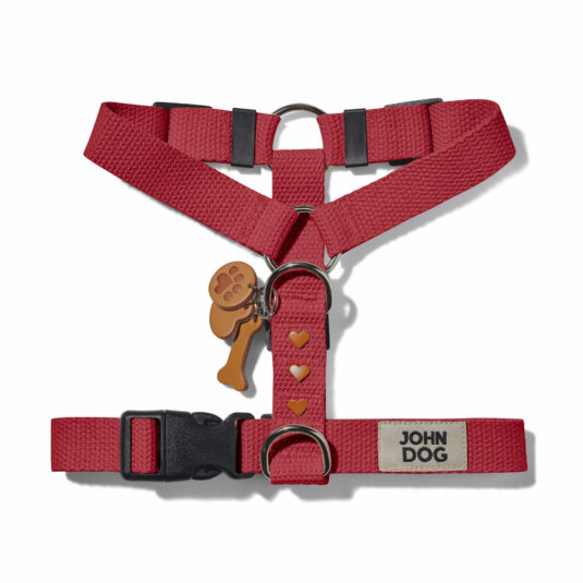 Kastanienbraunes Hundegeschirr aus Baumwollgurtband aus der MANIFEST Kollektion von John Dog. Das Geschirr hat einen Schlüsselring aus Leder mit einem Knochen, einer Hundepfote und einem Herz sowie Nieten in Form von braunen Herzen.