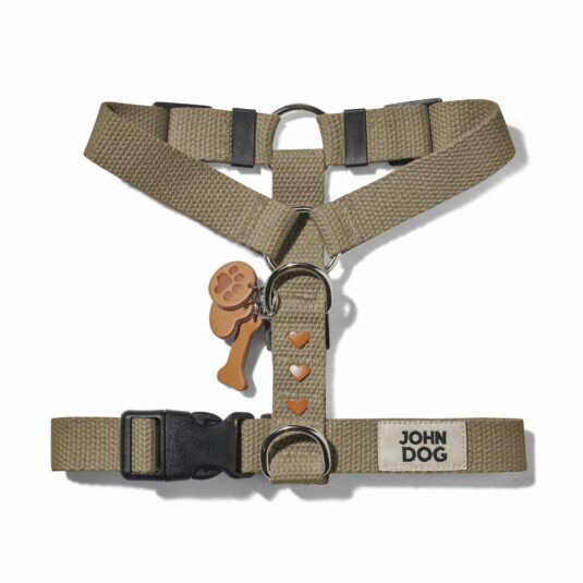 Olivfarbenes Hundegeschirr aus Baumwollgurtband aus der MANIFEST Kollektion von John Dog. Das Geschirr hat einen Schlüsselring aus Leder mit einem Knochen, einer Hundepfote und einem Herz sowie Nieten in Form von braunen Herzen.