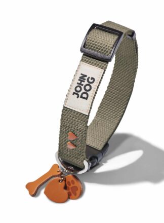 Olivfarbenes Halsband für deinen Hund aus Baumwollgurtband aus der MANIFEST Kollektion von John Dog. Das Halsband hat einen Schlüsselring aus Leder mit einem Knochen, einer Hundepfote und einem Herz sowie Nieten in Form von braunen Herzen.