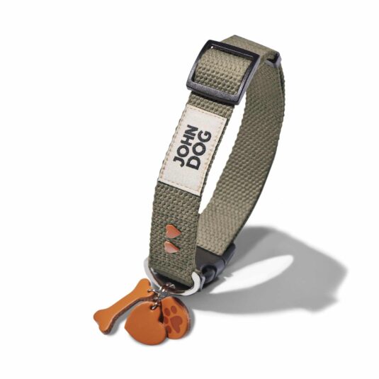 Olivfarbenes Halsband für deinen Hund aus Baumwollgurtband aus der MANIFEST Kollektion von John Dog. Das Halsband hat einen Schlüsselring aus Leder mit einem Knochen, einer Hundepfote und einem Herz sowie Nieten in Form von braunen Herzen.