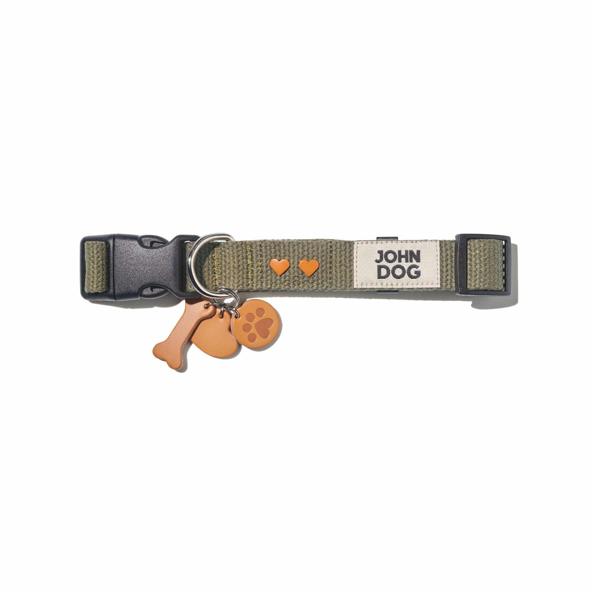 Olivefarbenes Halsband mit Schlüsselring aus Leder mit Knöchel, Hundepfote und herzförmigen Nieten in Braun. Produkt aus der MANIFEST Kollektion von John Dog.