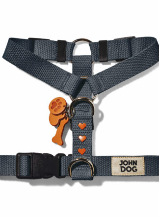 Graphitfarbenes Hundegeschirr aus Baumwollgurtband aus der MANIFEST Kollektion von John Dog. Das Geschirr hat einen Schlüsselring aus Leder mit einem Knochen, einer Hundepfote und einem Herz sowie Nieten in Form von braunen Herzen.