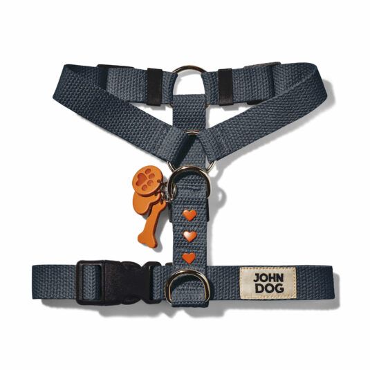 Graphitfarbenes Hundegeschirr aus Baumwollgurtband aus der MANIFEST Kollektion von John Dog. Das Geschirr hat einen Schlüsselring aus Leder mit einem Knochen, einer Hundepfote und einem Herz sowie Nieten in Form von braunen Herzen.