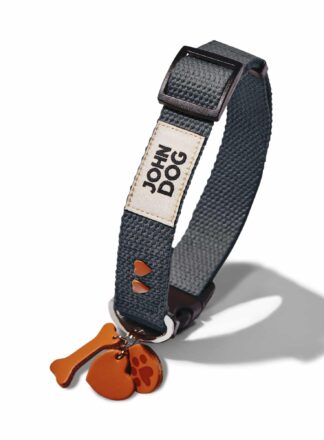 Graphitfarbenes Halsband mit Schlüsselring aus Leder mit Knöchel, Hundepfote und herzförmigen Nieten in Braun. Produkt aus der MANIFEST Kollektion von John Dog