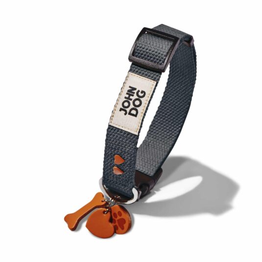 Graphitfarbenes Halsband mit Schlüsselring aus Leder mit Knöchel, Hundepfote und herzförmigen Nieten in Braun. Produkt aus der MANIFEST Kollektion von John Dog