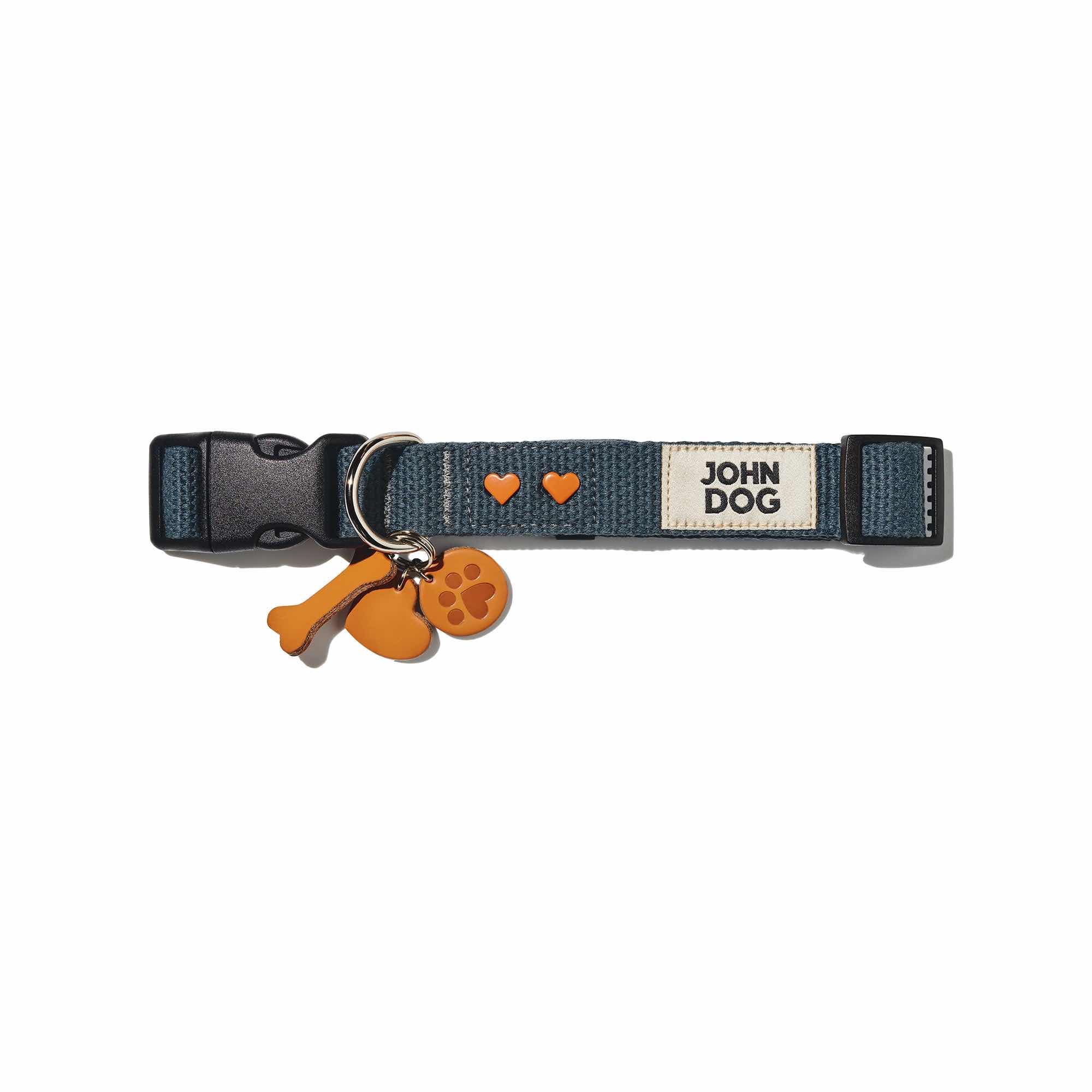 Graphitfarbenes Hundehalsband aus Baumwollgurtband aus der MANIFEST Kollektion von John Dog. Das Halsband hat einen Schlüsselring aus Leder mit einem Knochen, einer Hundepfote und einem Herz sowie Nieten in Form von braunen Herzen.
