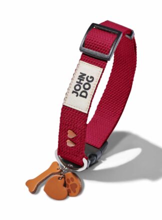 Kastanienbraunes Halsband mit Schlüsselring aus Leder mit Knöchel, Hundepfote und herzförmigen Nieten in Braun. Produkt aus der MANIFEST Kollektion von John Dog.