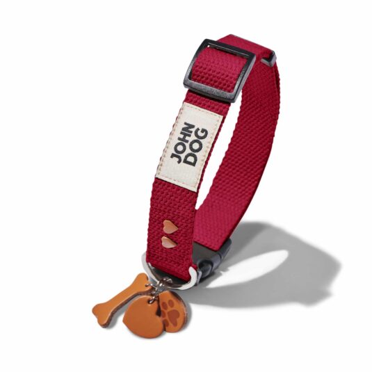 Kastanienbraunes Halsband mit Schlüsselring aus Leder mit Knöchel, Hundepfote und herzförmigen Nieten in Braun. Produkt aus der MANIFEST Kollektion von John Dog.