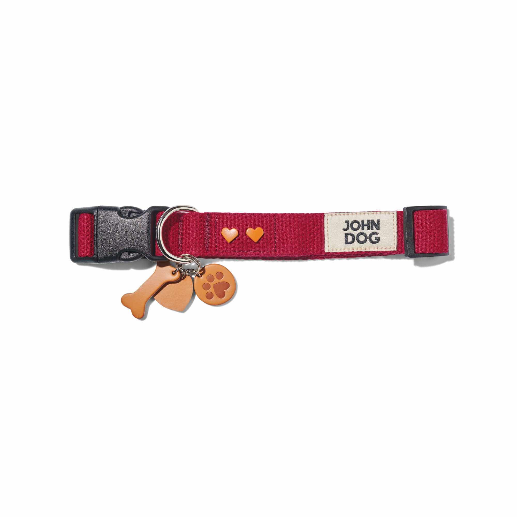 Ein burgunderrotes Hundehalsband aus Baumwollgurtband aus der MANIFEST-Kollektion von John Dog. Das Halsband hat einen Schlüsselring aus Leder mit einem Knochen, einer Hundepfote und einem Herz sowie Nieten in Form von braunen Herzen.