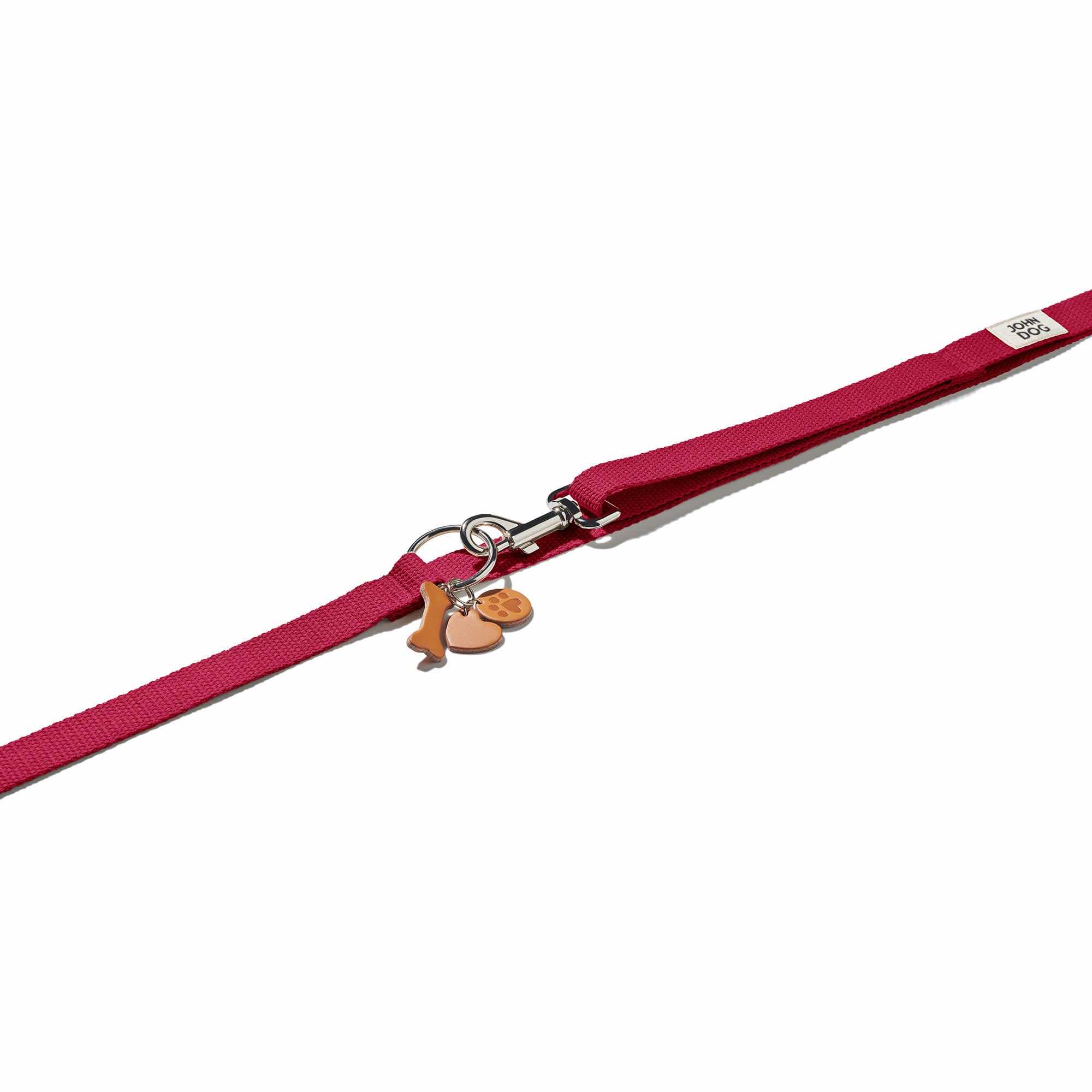 Nahaufnahme des Kreises und des Karabiners zur Längenverstellung an der burgunderroten, verschlungenen Leine aus der MANIFEST-Kollektion von John Dog.