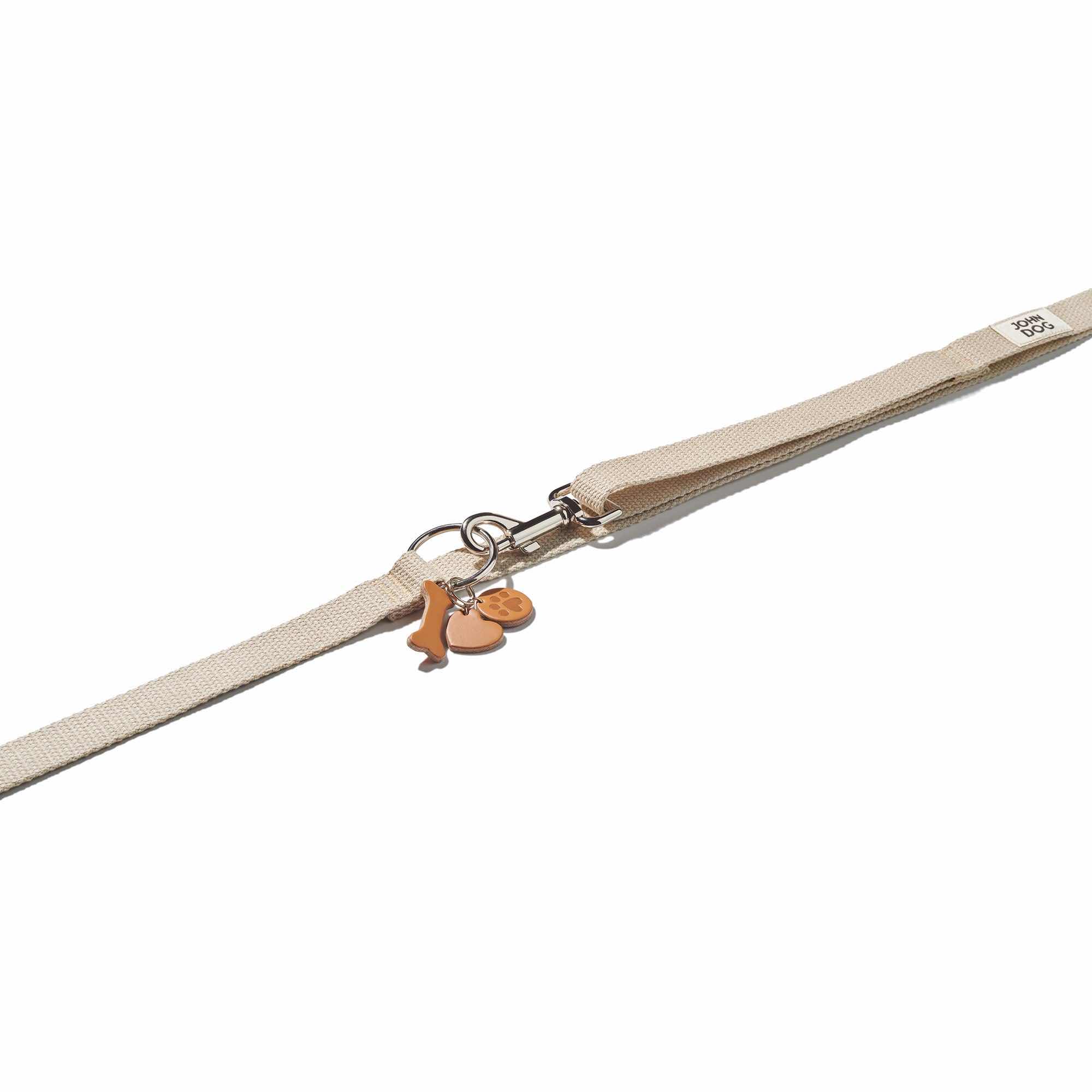 Nahaufnahme des Kreises und des Karabiners zur Längenverstellung an der beigen, verschlungenen Leine aus der MANIFEST-Kollektion von John Dog.