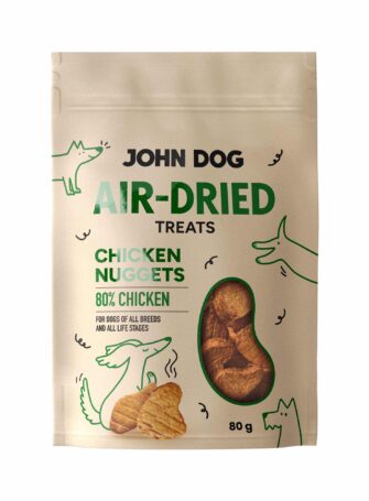 Vorderseite der Packung John Dog Air-Dried Chicken Nuggets Leckerlis. Sichtbarer Produktname, Abbildung eines Hundes und Blick auf die Leckerlis im Inneren.