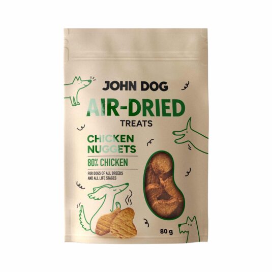 Vorderseite der Packung John Dog Air-Dried Chicken Nuggets Leckerlis. Sichtbarer Produktname, Abbildung eines Hundes und Blick auf die Leckerlis im Inneren.