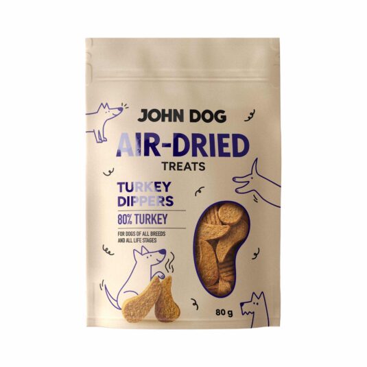Vorderseite der Packung John Dog Air-Dried Turkey Dippers Leckerlis. Sichtbarer Produktname, Abbildung eines Hundes und Blick auf die Leckerlis im Inneren.