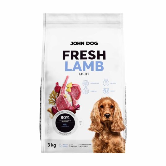 Abbildung einer 3kg-Packung Fresh John Dog Hundetrockenfutter, Variante Lamm. Auf dem weißen Beutel stehen die Worte "FRISCHES LAMM" und ein Bild von Lammfleischstücken mit Gemüse und Kräutern. In der unteren rechten Ecke ist ein Bild des Hundes zu sehen.