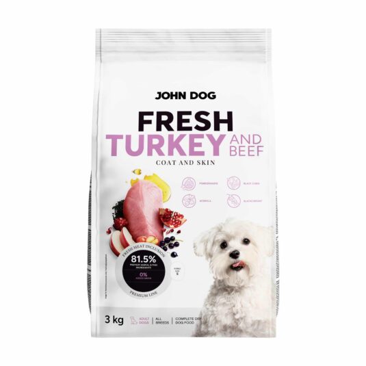 Abbildung eines weißen 3 kg-Beutels Hunde-Trockenfutter der Marke Fresh John Dog. Auf der Vorderseite befindet sich ein Etikett mit der Aufschrift "FRISCHES PUTEN- UND RINDFLEISCH" und einem Bild von Puten- und Rindfleischstücken, umgeben von Obst und Kräutern. In der unteren rechten Ecke ist ein weißer Hund abgebildet.