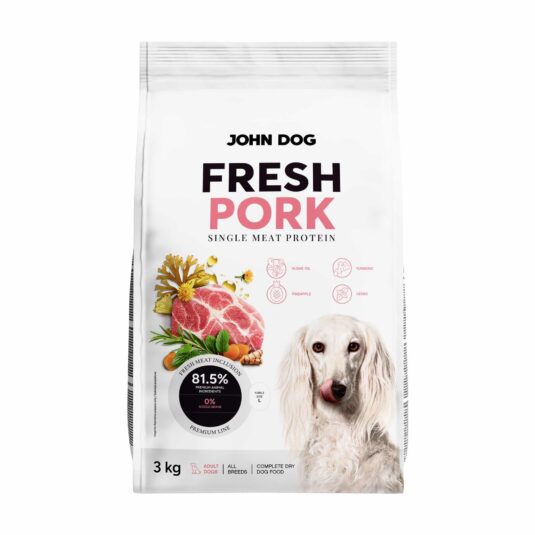 Eine 3kg-Packung Fresh John Dog Hundetrockenfutter mit Schweinefleisch. Die weiße Tüte trägt die Aufschrift "FRISCHES SCHWEIN" und ein Bild von Schweinefleischbrocken mit Gemüse und Kräutern. In der unteren rechten Ecke befindet sich ein Bild des Hundes.