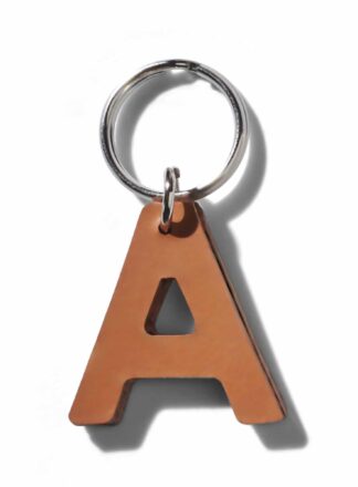 Brauner Lederschlüsselanhänger für Leine, Geschirr oder Halsband in Form des Buchstabens "A" aus der MANIFEST Kollektion von John Dog. Der Schlüsselanhänger kann als Initiale für den Namen deines Hundes verwendet werden.