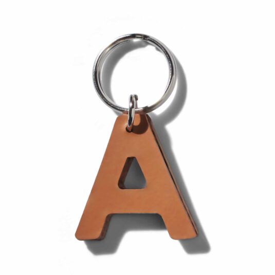 Brauner Lederschlüsselanhänger für Leine, Geschirr oder Halsband in Form des Buchstabens "A" aus der MANIFEST Kollektion von John Dog. Der Schlüsselanhänger kann als Initiale für den Namen deines Hundes verwendet werden.