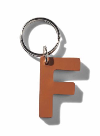 Brauner Lederschlüsselanhänger für Leine, Geschirr oder Halsband in Form des Buchstabens "F" aus der MANIFEST Kollektion von John Dog. Der Schlüsselanhänger kann als Initiale für den Namen deines Hundes verwendet werden.