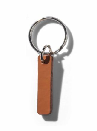 Brauner Schlüsselanhänger aus Leder in Form eines "I" aus der MANIFEST-Kollektion von John Dog. Der Schlüsselanhänger kann als Initialen für den Namen deines Hundes verwendet werden. Ideal als Dekoration für die Accessoires deines Hundes oder als stilvolle Dekoration für die Tasche deines Hundes.
