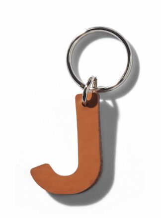 Brauner Schlüsselanhänger aus Leder in Form eines "J" für Leine, Geschirr oder Halsband aus der MANIFEST-Kollektion von John Dog. Auf dem Schlüsselanhänger kannst du den Namen deines Hundes anbringen.