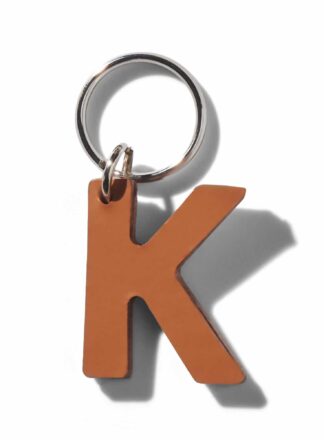 Brauner Schlüsselanhänger aus Leder in Form eines "K" aus der MANIFEST Kollektion von John Dog. Der Schlüsselanhänger kann als Initialen für den Namen deines Hundes verwendet werden. Ideal als Dekoration für die Accessoires deines Hundes oder als stilvolle Dekoration für die Tasche deines Hundes.