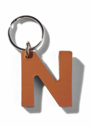 Brauner Lederschlüsselanhänger für Leine, Geschirr oder Halsband in Form des Buchstabens "M" aus der MANIFEST Kollektion von John Dog. Der Schlüsselanhänger kann als Initiale für den Namen deines Hundes verwendet werden.