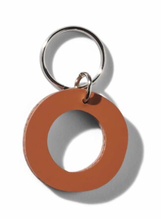 O-förmiger Schlüsselanhänger aus braunem Leder für Leine, Geschirr oder Halsband aus der MANIFEST Kollektion von John Dog. Auf dem Schlüsselanhänger kannst du den Namen deines Hundes anbringen.