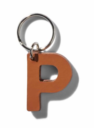 Brauner Lederschlüsselanhänger für Leine, Geschirr oder Halsband in Form des Buchstabens "P" aus der MANIFEST Kollektion von John Dog. Der Schlüsselanhänger kann als Initialen für den Namen deines Hundes verwendet werden.