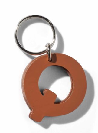 Brauner Schlüsselanhänger aus Leder in Form eines "Q" aus der MANIFEST Kollektion von John Dog. Der Schlüsselanhänger kann als Initialen für den Namen deines Hundes verwendet werden. Ideal als Dekoration für die Accessoires deines Hundes oder als stilvolle Dekoration für die Tasche deines Hundes.