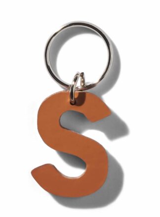 Brauner S-förmiger Schlüsselanhänger aus Leder aus der MANIFEST Kollektion von John Dog. Der Schlüsselanhänger kann als Initialen für den Namen deines Hundes verwendet werden. Ideal als Dekoration für die Accessoires deines Hundes oder als stilvolle Dekoration für die Tasche deines Hundes.