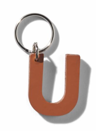 Brauner U-förmiger Schlüsselanhänger aus Leder aus der MANIFEST Kollektion von John Dog. Der Schlüsselanhänger kann als Initialen für den Namen deines Hundes verwendet werden. Ideal als Dekoration für die Accessoires deines Hundes oder als stilvolle Dekoration für die Tasche deines Hundes.