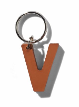 Ich schicke ALT: Brauner V-förmiger Schlüsselanhänger aus Leder für Leine, Geschirr oder Halsband aus der MANIFEST Kollektion von John Dog. Der Schlüsselanhänger kann als Initialen für den Namen deines Hundes verwendet werden.