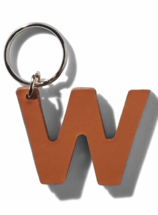 Brauner Lederschlüsselanhänger für Leine, Geschirr oder Halsband in Form des Buchstabens "W" aus der MANIFEST Kollektion von John Dog. Der Schlüsselanhänger kann als Initiale für den Namen deines Hundes verwendet werden.