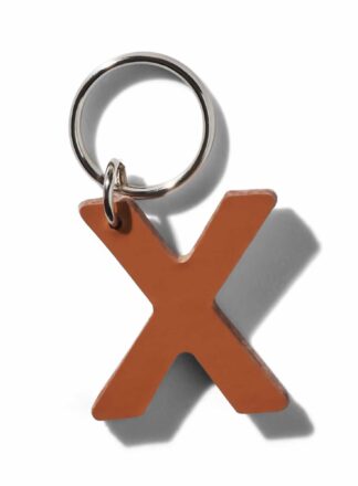 X-förmiger Schlüsselanhänger aus braunem Leder für Leine, Geschirr oder Halsband aus der MANIFEST Kollektion von John Dog. Auf dem Schlüsselanhänger kannst du den Namen deines Hundes verewigen.