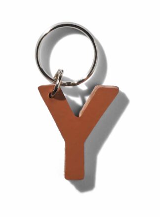 Brauner Y-förmiger Schlüsselanhänger aus Leder aus der MANIFEST Kollektion von John Dog. Der Schlüsselanhänger kann als Initialen für den Namen deines Hundes verwendet werden. Ideal als Dekoration für die Accessoires deines Hundes oder als stilvolle Dekoration für die Tasche deines Hundes.