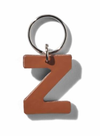 Brauner Z-förmiger Schlüsselanhänger aus Leder für Leine, Geschirr oder Halsband aus der MANIFEST Kollektion von John Dog. Der Schlüsselanhänger kann für die Initialen deines Hundes verwendet werden.