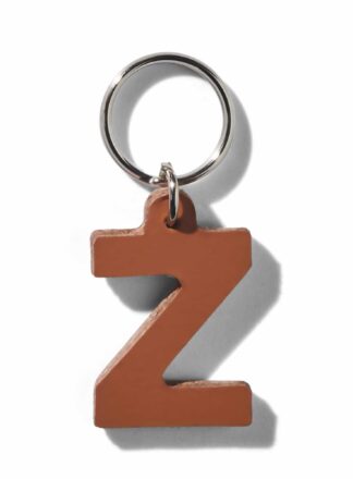 Brauner Lederschlüsselanhänger für Leine, Geschirr oder Halsband in Form des Buchstabens "Ż" aus der MANIFEST Kollektion von John Dog. Der Schlüsselanhänger kann als Initialen für den Namen deines Hundes verwendet werden.