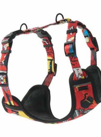 Rotes Schutzgeschirr für Hunde mit einem druckfreien Design. Sie haben schwarze, weiche Kissen in den Bereichen, die an den Körper des Hundes angrenzen, um den Komfort beim Laufen zu erhöhen. Das Geschirr ist mit einem Design verziert, das Grafiken mit japanischen Motiven zeigt, darunter Maneki-neko-Katzen, Ramen und andere Symbole. Es ist mit verstellbaren Riemen und zwei Metallhalbkreisen zum Befestigen einer Leine ausgestattet.