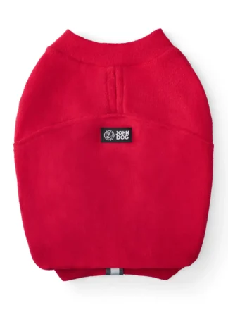 Rotes Fleece-Hundeshirt, Ansicht von oben. Auf dem Rücken befindet sich ein Aufnäher mit dem John-Dog-Logo, im unteren Bereich ein kleines reflektierendes Etikett.