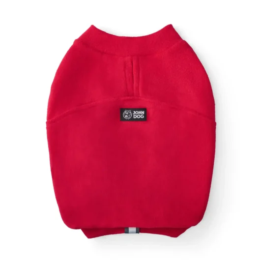 Rotes Fleece-Hundeshirt, Ansicht von oben. Auf dem Rücken befindet sich ein Aufnäher mit dem John-Dog-Logo, im unteren Bereich ein kleines reflektierendes Etikett.