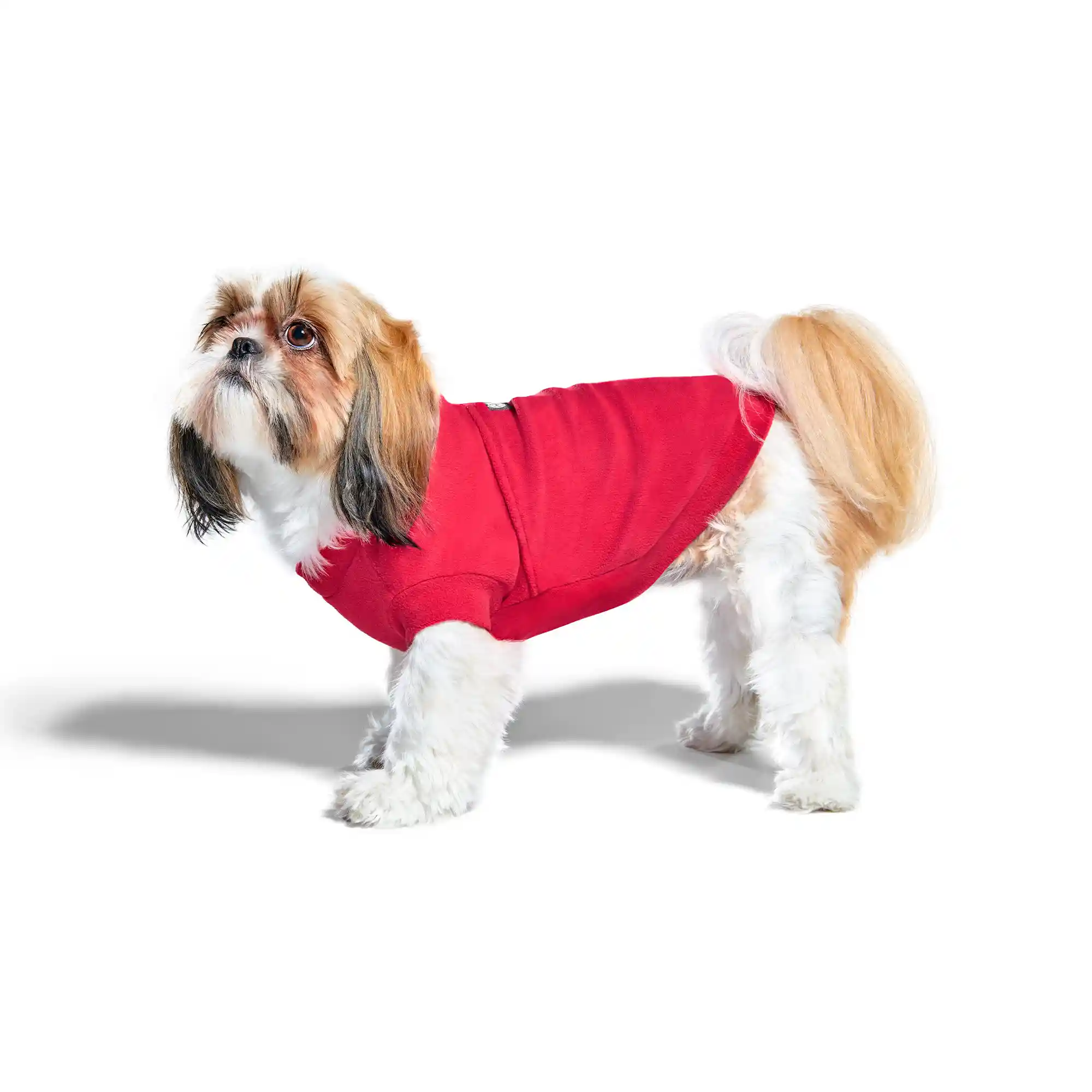 Rotes Fleece-Hundeshirt an einem Shih-Tzu, Seitenansicht. Sichtbarer, passgenauer Schnitt mit Beinausschnitten und Rückenlänge.