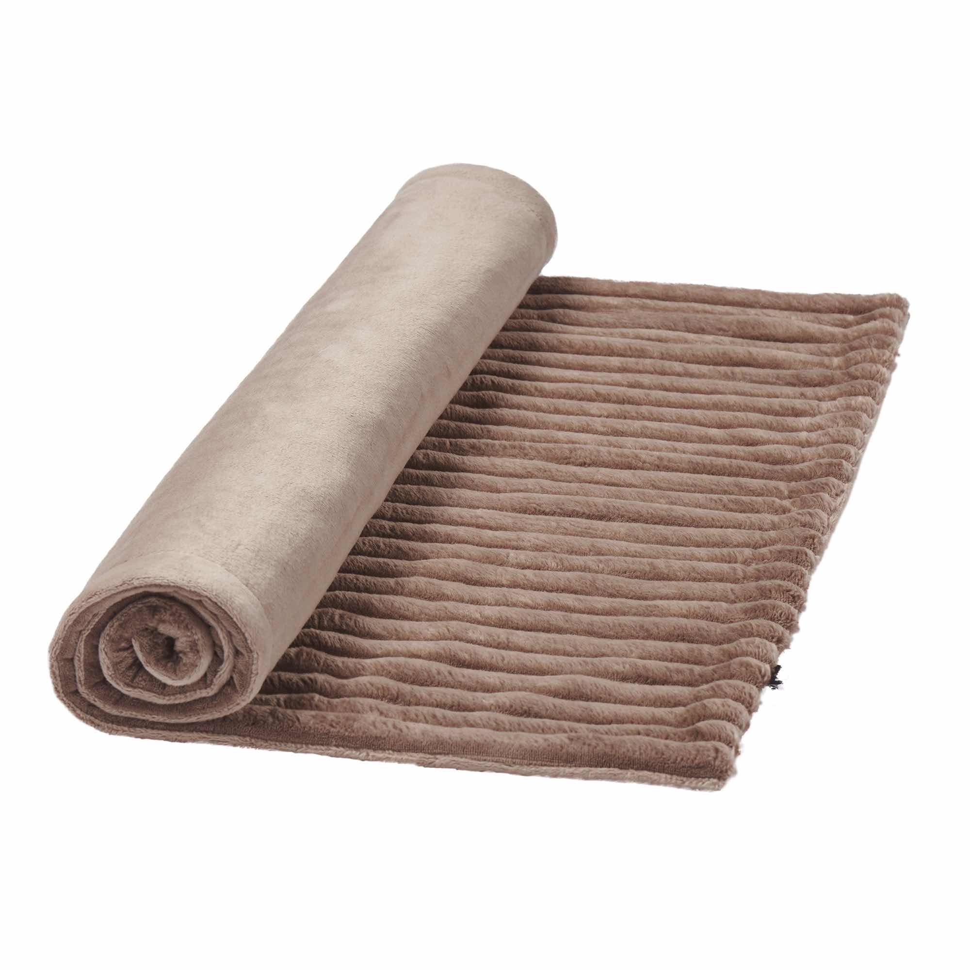 Koc dla psa w kolorze mokka, zwinięty w rulon, z widoczną prążkowaną strukturą materiału, produkt John Dog.